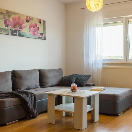 Apartment E&t ****